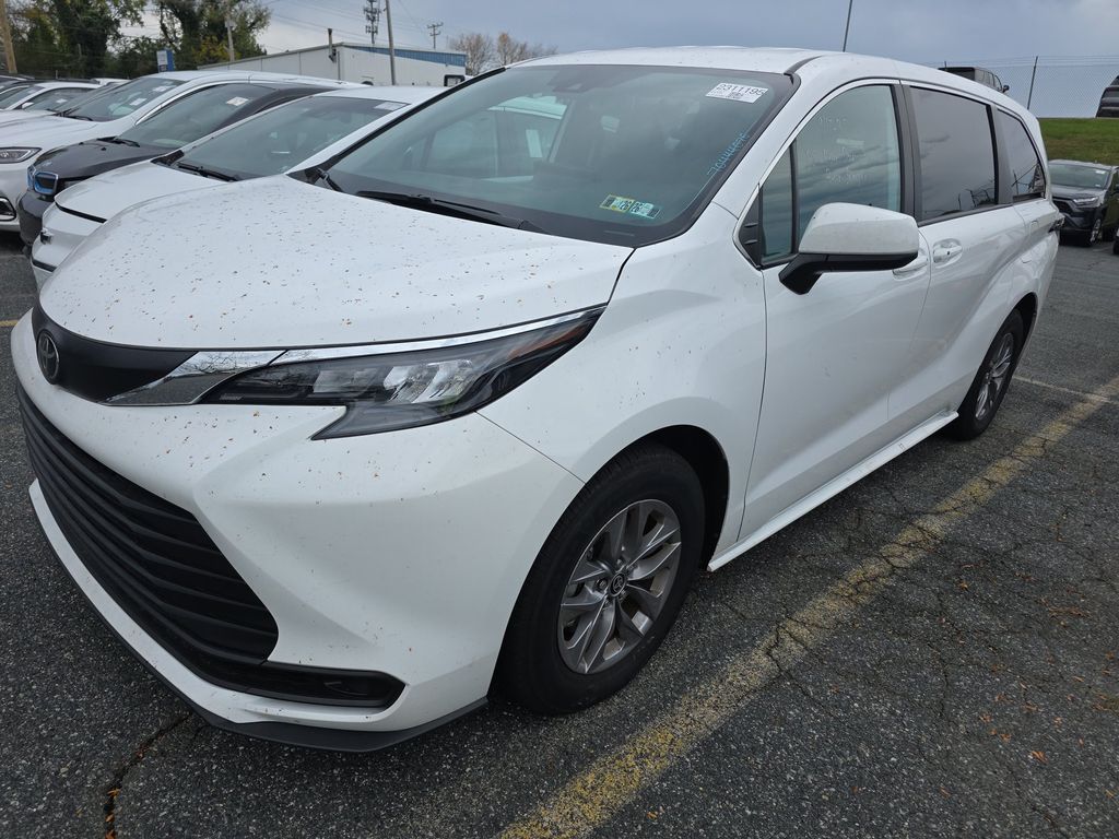 2026 Toyota Sienna LE photo