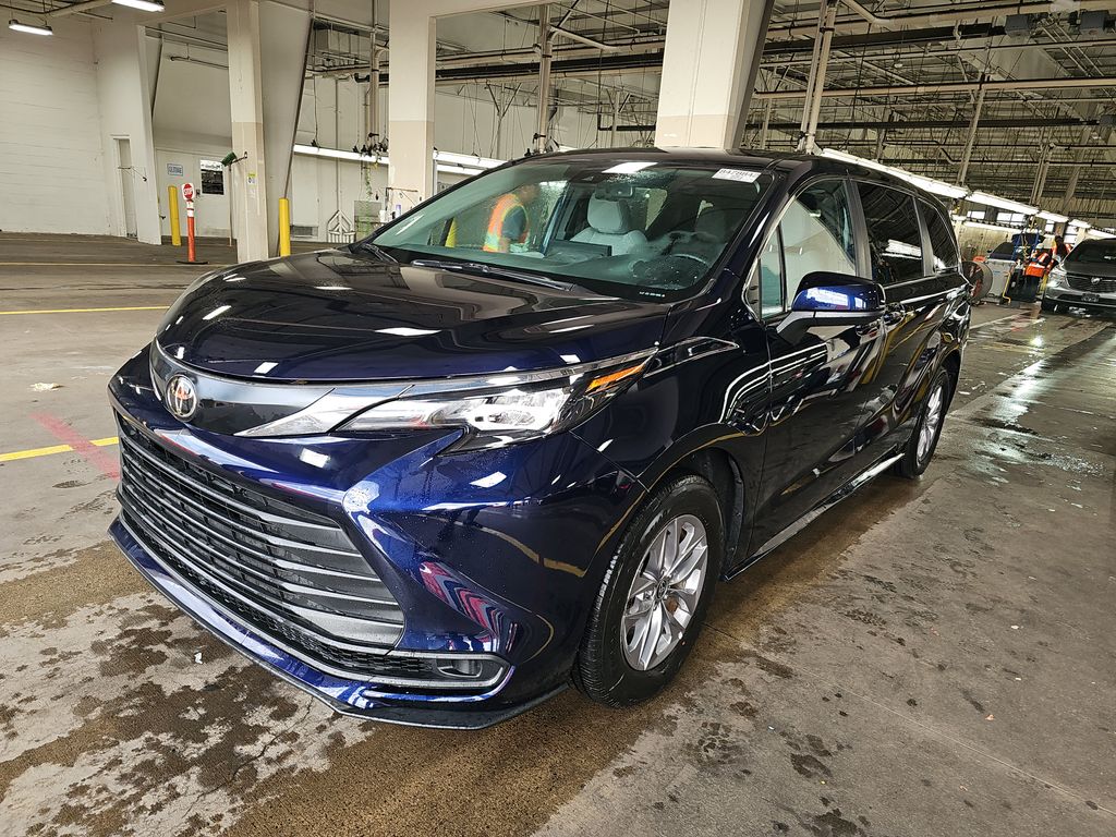 2026 Toyota Sienna LE photo