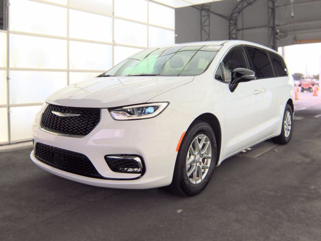 2026 Chrysler Pacifica Select photo