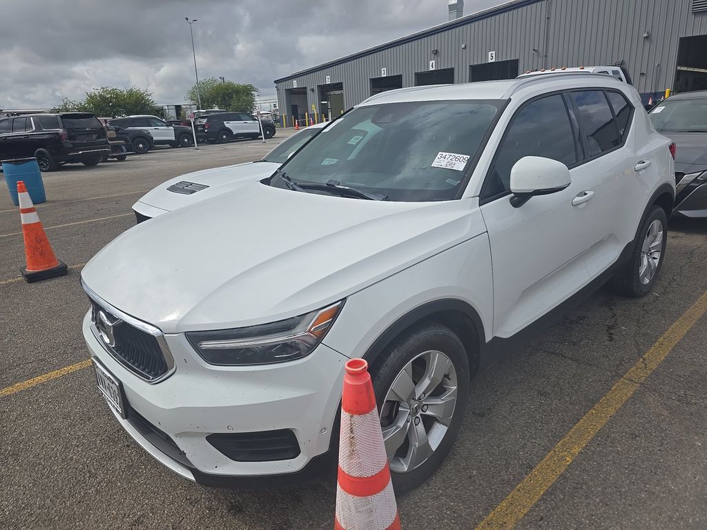2020 Volvo XC40 Momentum photo