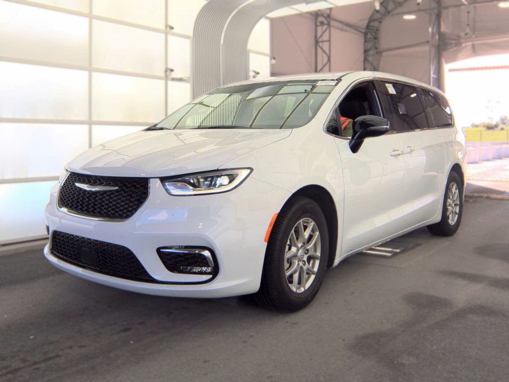 2026 Chrysler Pacifica Select photo