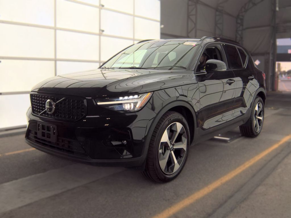 2026 Volvo XC40 Plus photo