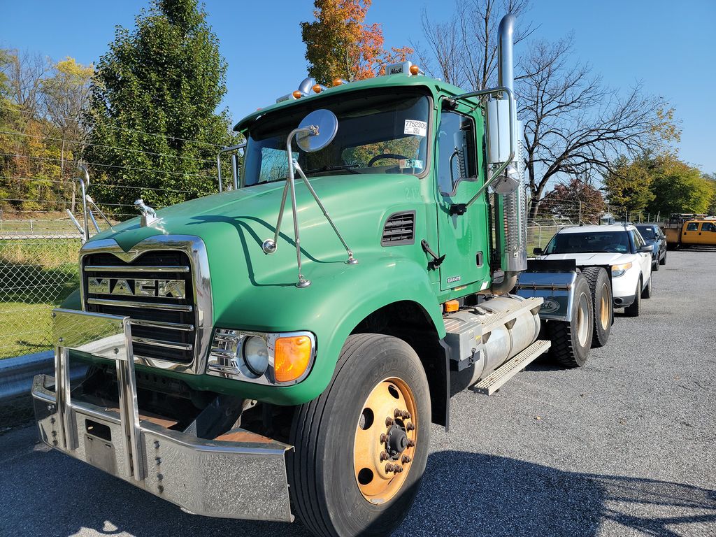 2004 Mack 700 photo