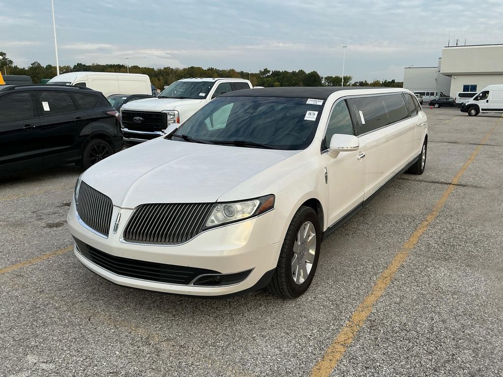 2014 Lincoln MKT photo