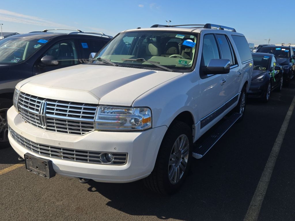 2013 Lincoln Navigator L Base photo