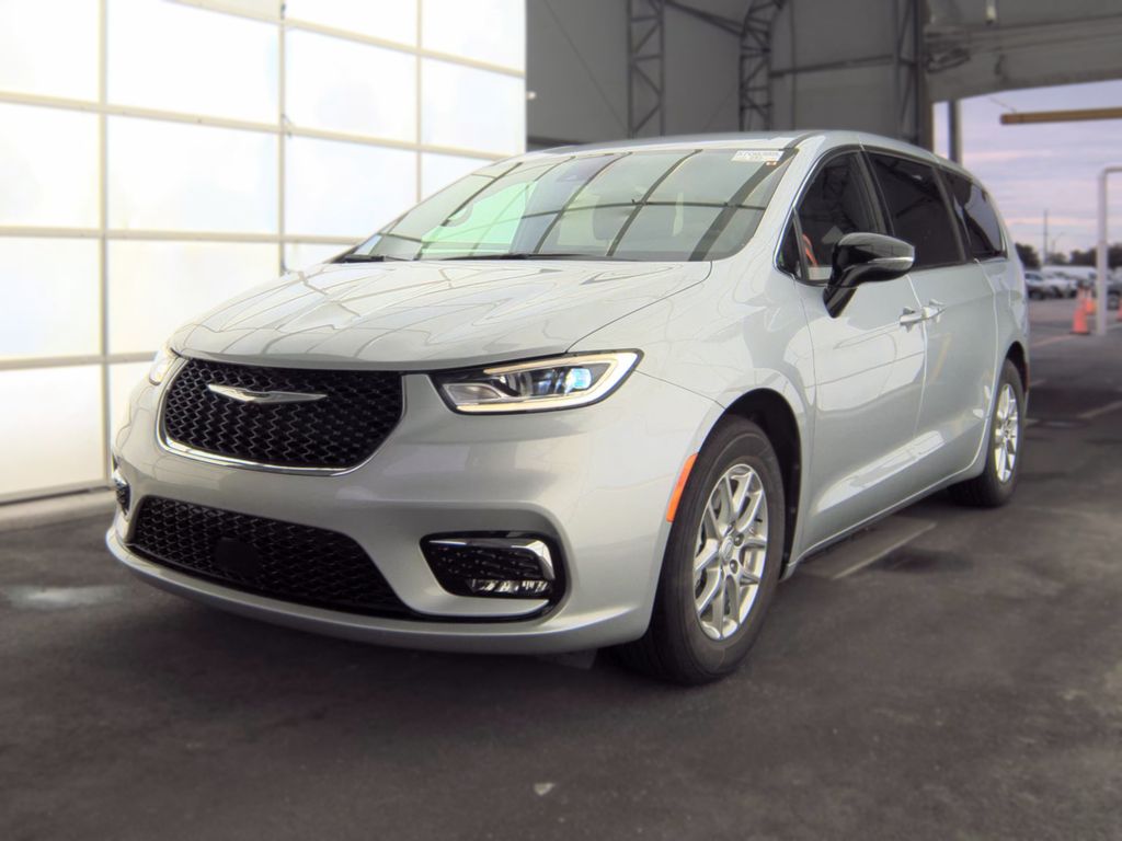 2026 Chrysler Pacifica Select photo