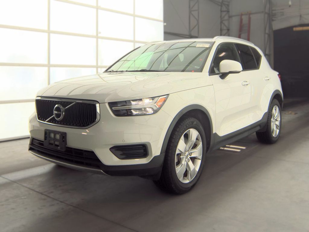 2020 Volvo XC40 Momentum photo