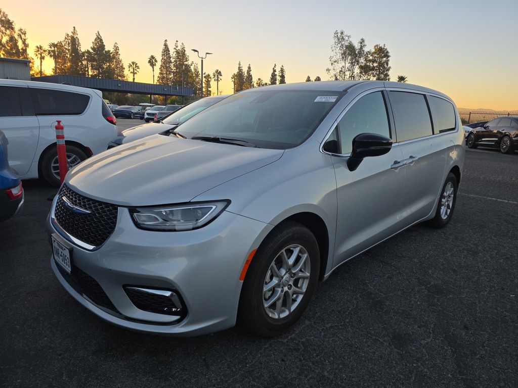 2026 Chrysler Pacifica Select photo