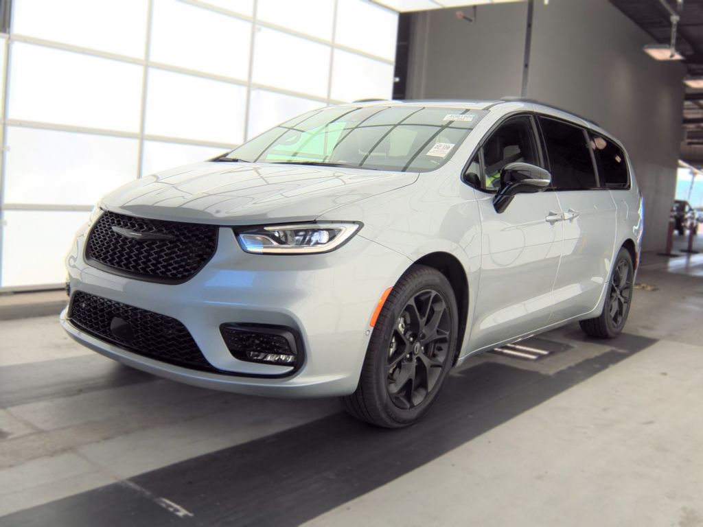 2026 Chrysler Pacifica Select photo