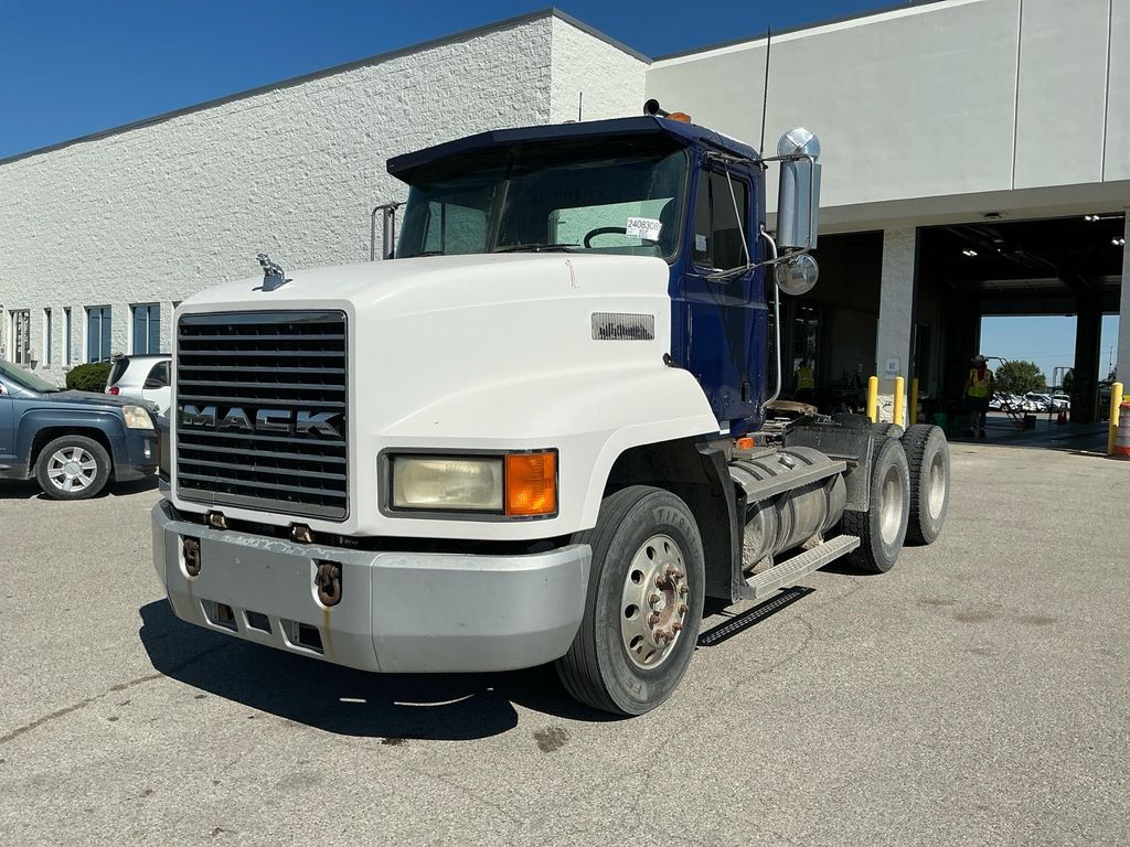1999 Mack CH613 photo