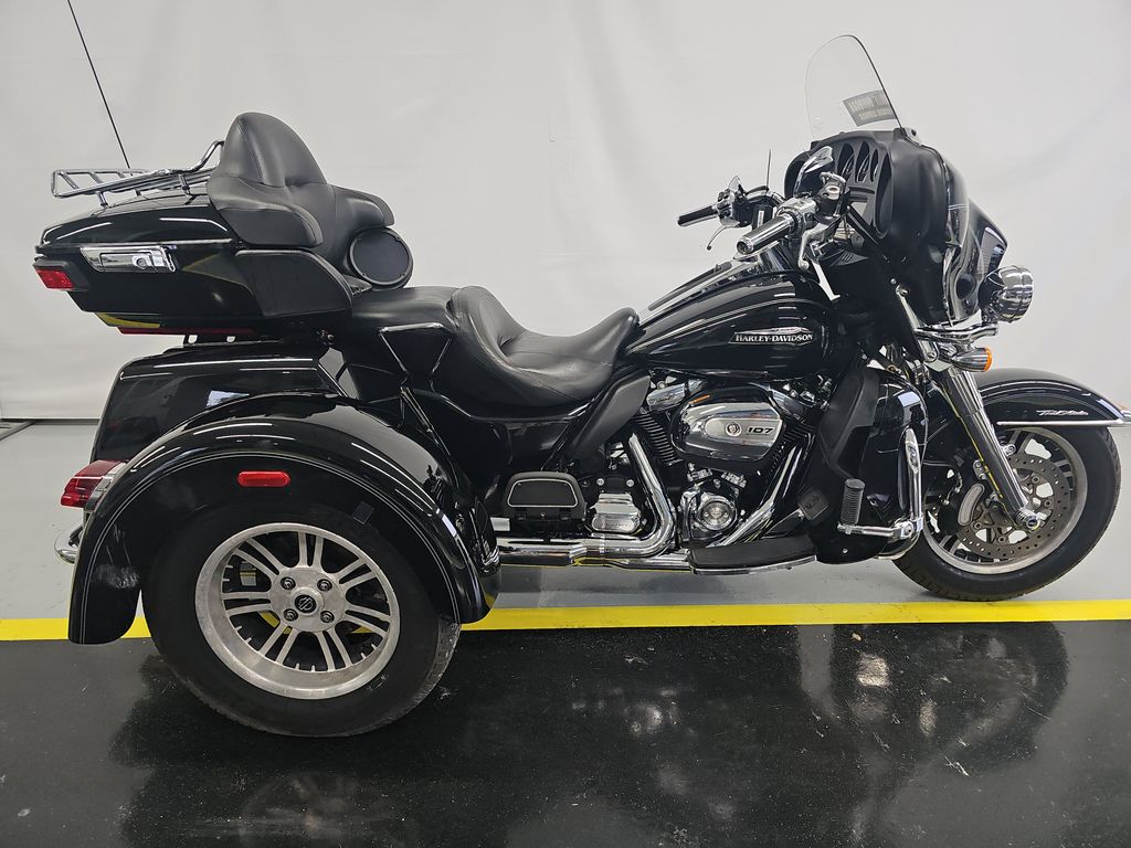 2017 Harley-Davidson Flhtcutg photo