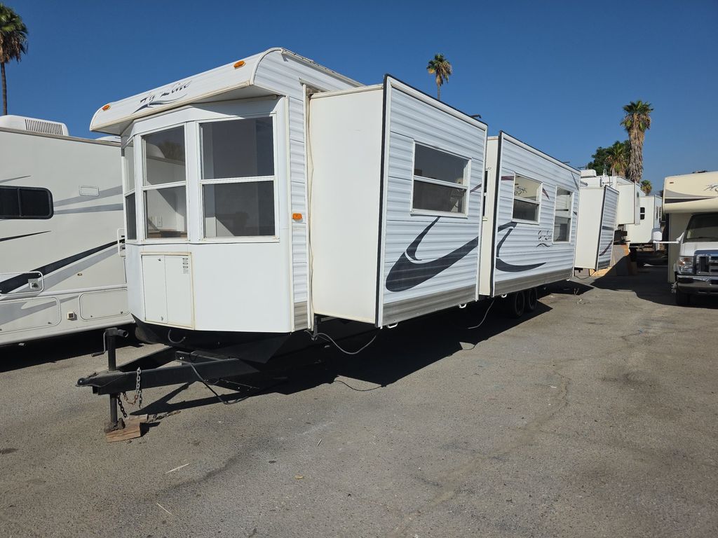 2006 Hy-Line RV photo