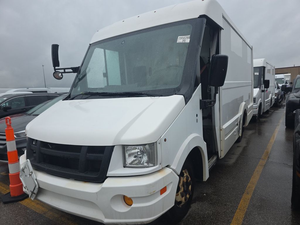 2015 Isuzu Reach photo