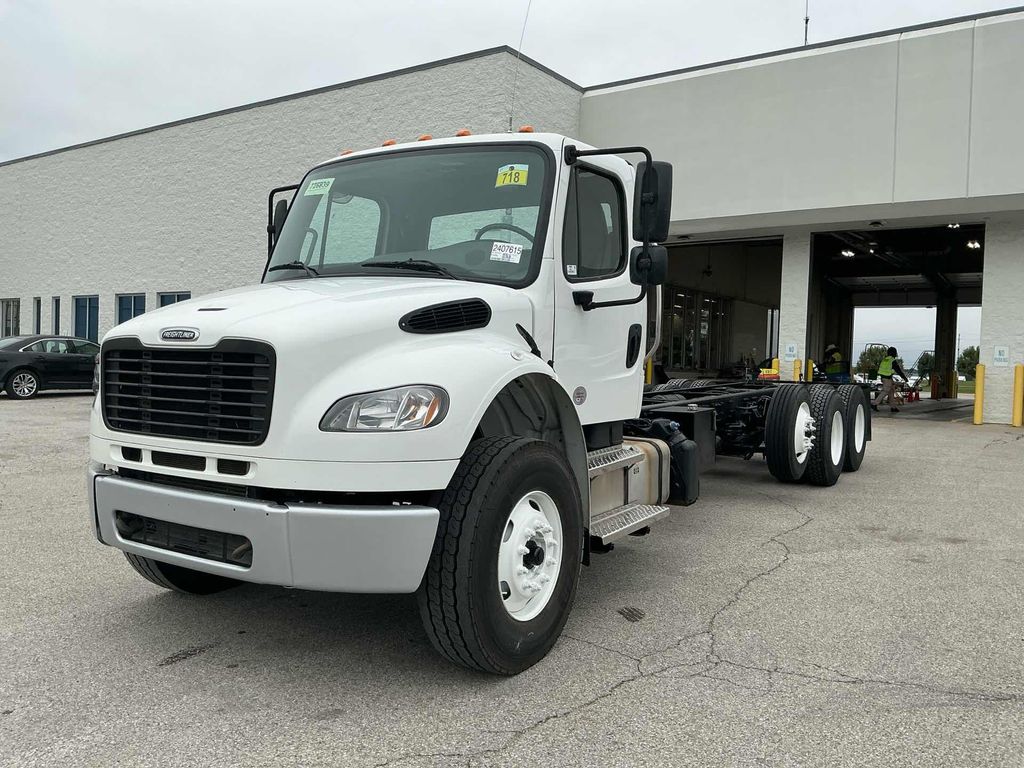 2022 Freightliner M2106 photo