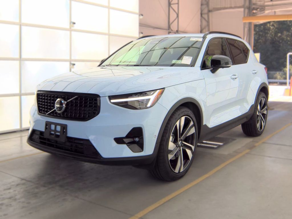 2026 Volvo XC40 Plus photo
