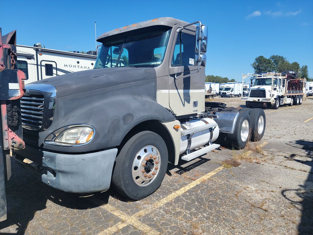 2004 Freightliner Conventional Columbia photo