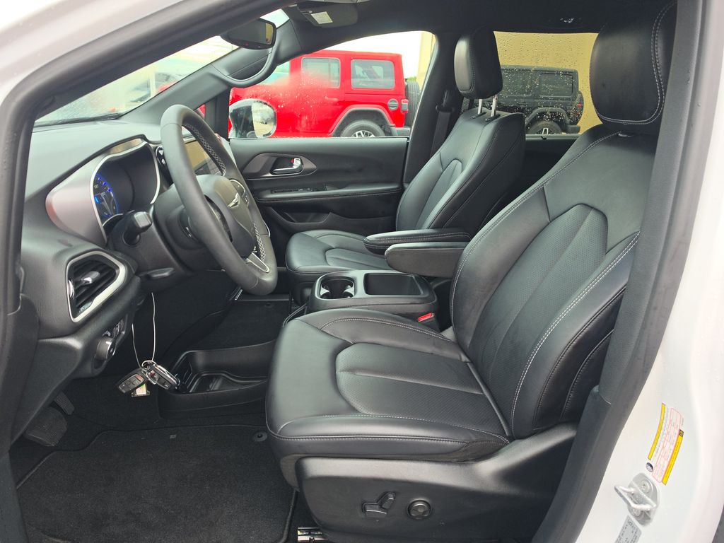 2026 Chrysler Pacifica Select photo