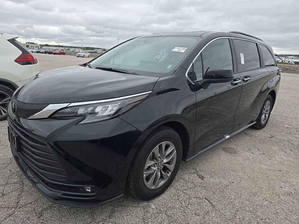 2026 Toyota Sienna XLE photo